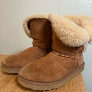 UGG tan sheepskin boots size 7 button on side warm + cozy